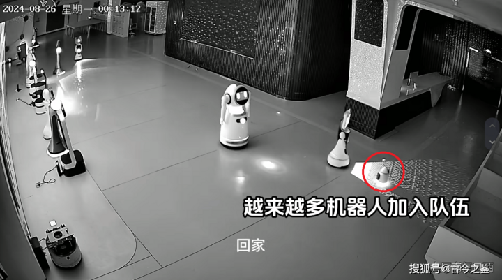 Robot nhỏ dụ dỗ các robot khác đi về nhà