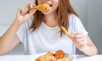 5 Thói Quen Cần Tránh Khi Ăn Tối Để Bảo Vệ Sức Khỏe